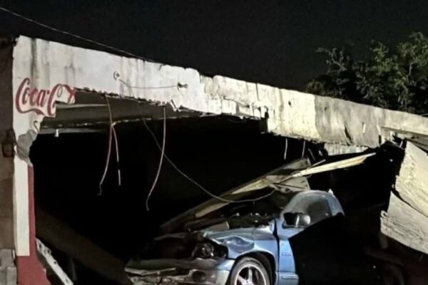 PIERDE LA VIDA TRAS CHOCAR CAMIONETA EN NEGOCIO DURANTE PERSECUCIÓN EN SALINAS VICTORIA