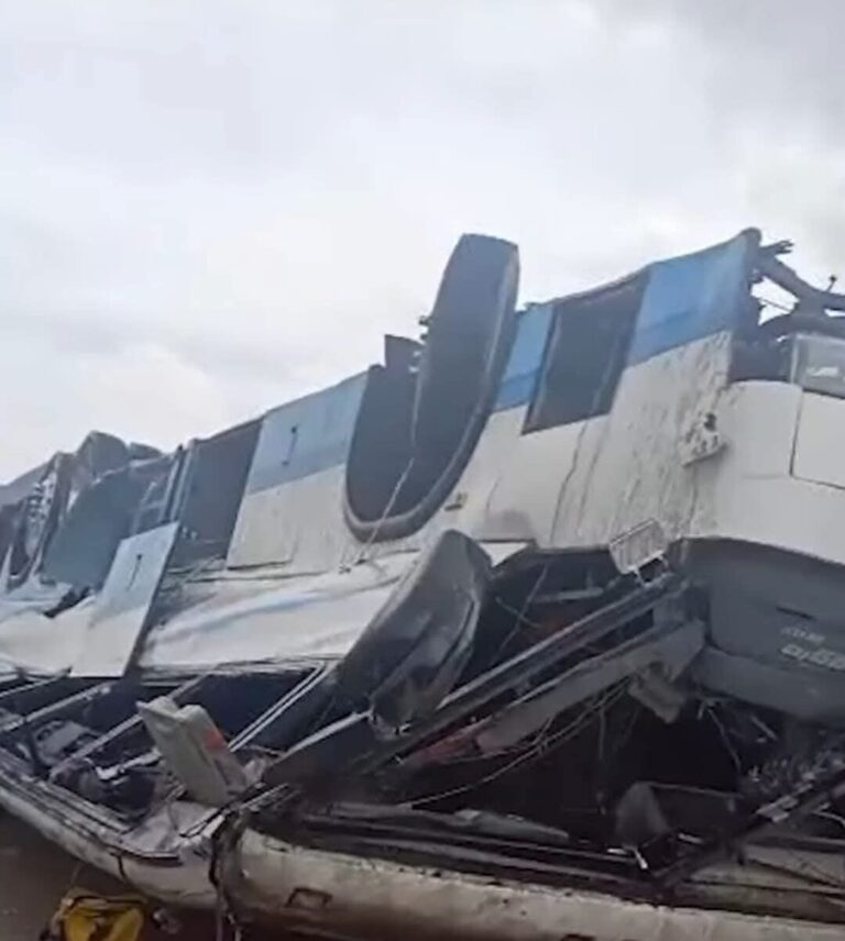 GALEANA🚨 VUELCA AUTOBÚS DEJANDO VARIAS PERSONAS SIN VIDA Y LESIONADOS.