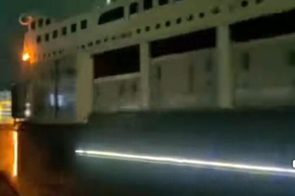 TRANSFORMAN AUTOBÚS EN “TITANIC RODANTE” EN JUÁREZ Y CAUSA SENSACIÓN EN LA COLONIA FUENTE DE PIEDRA