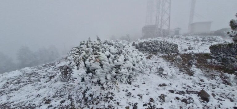 ASÍ AMANECIÓ LA CUMBRE DEL CERRO EL POTOSÍ CON NIEVE