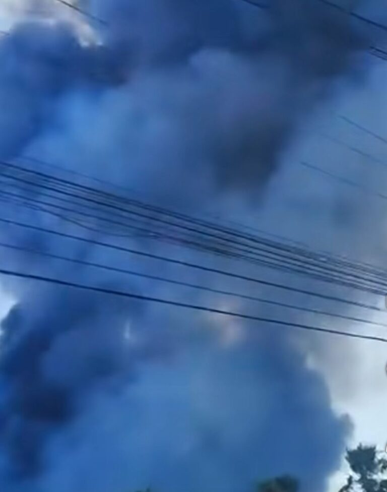 INCENDIO SE EXTIENDE EN ZONA DE NEGOCIOS EN JUÁREZ; MOVILIZA A CUERPOS DE AUXILIO