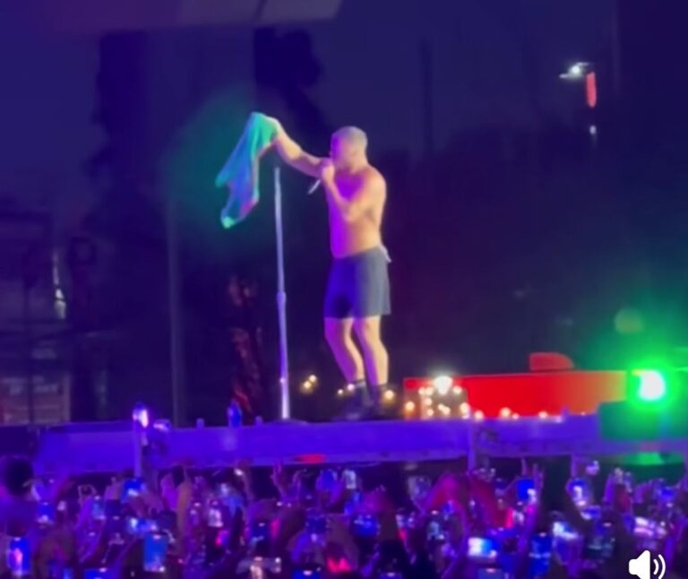 DAN REYNOLDS ENAMORA A MONTERREY AL CANTAR “CIELITO LINDO” EN FUNDIDORA